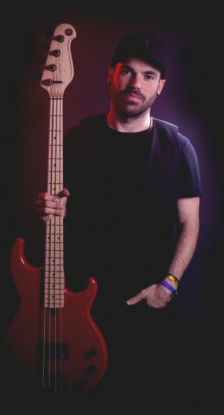 ¿Quién es Miki Santamaria?